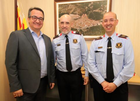 L'alcalde de l'Aleixar, Antoni Abello, amb l'intendent Jaume Morón i el sotsinspector Enrique Rodríguez  de l'àrea bàsica policial Baix Camp-Priorat