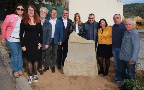 El consistori de l'Aleixar i representants de Viladrau amb el padró commemoratiu de l'Agermanament